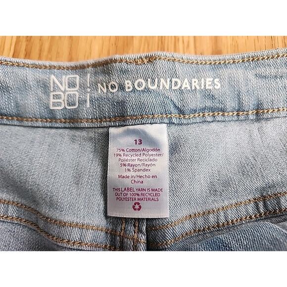 NWT No Boundaries Women’s Juniors Size 13 High Rise Mom Jeans Denim Light Wash - Picture 8 of 9